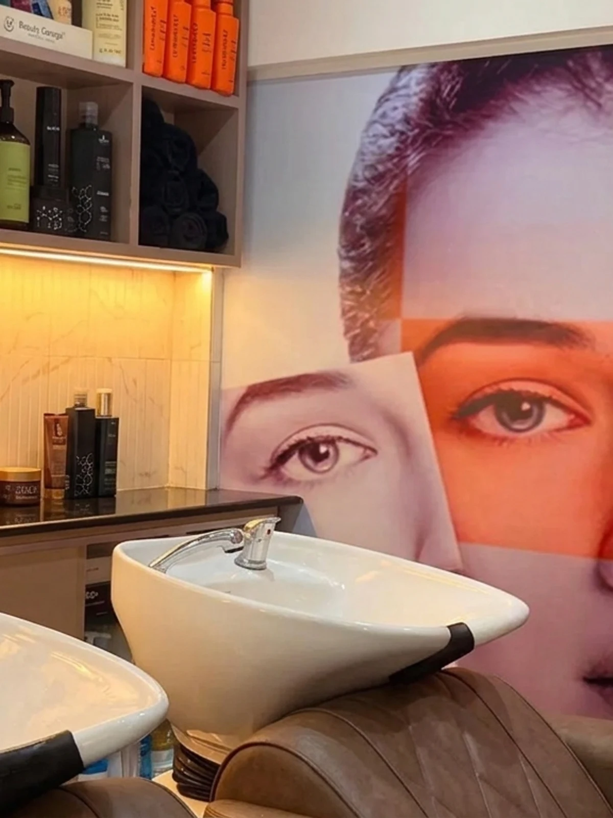 Comfortable reclining wash lounge chairs for hair treatments and scalp baths